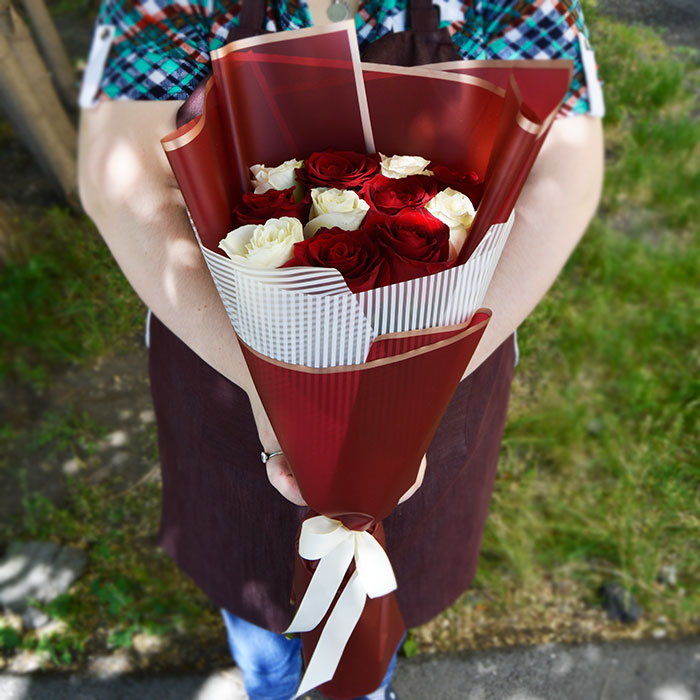 Букет из 11 красных и белых роз в упаковке